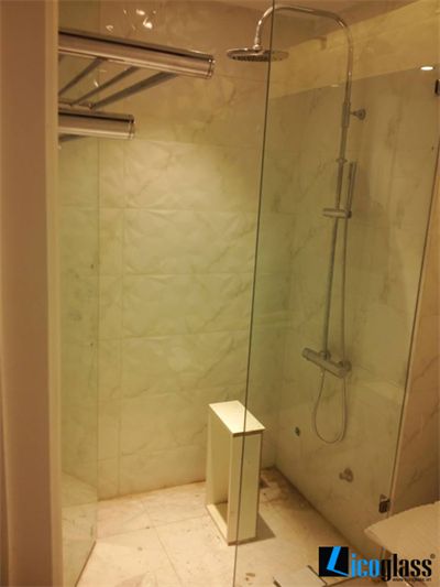 VÁCH TẮM KÍNH 90 ĐỘ CHUNG CƯ