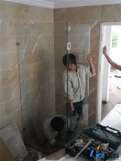 VÁCH TẮM KÍNH 90 ĐỘ TẠI CHUNG CƯ 