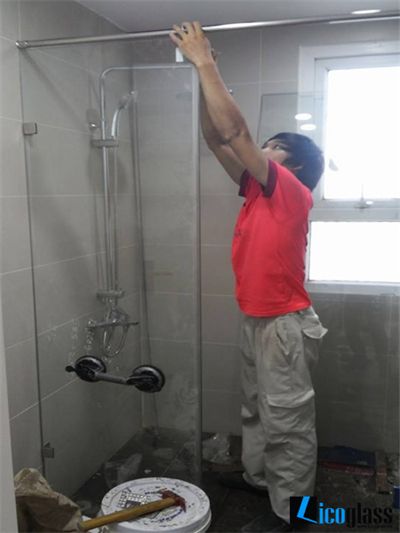 VÁCH TẮM KÍNH CƯỜNG LỰC 180 ĐỘ 