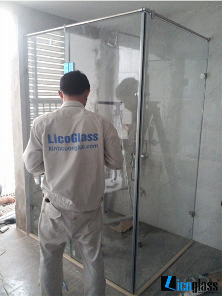 Kết quả hình ảnh cho Thi công vách tắm kính 90 độ licoglass