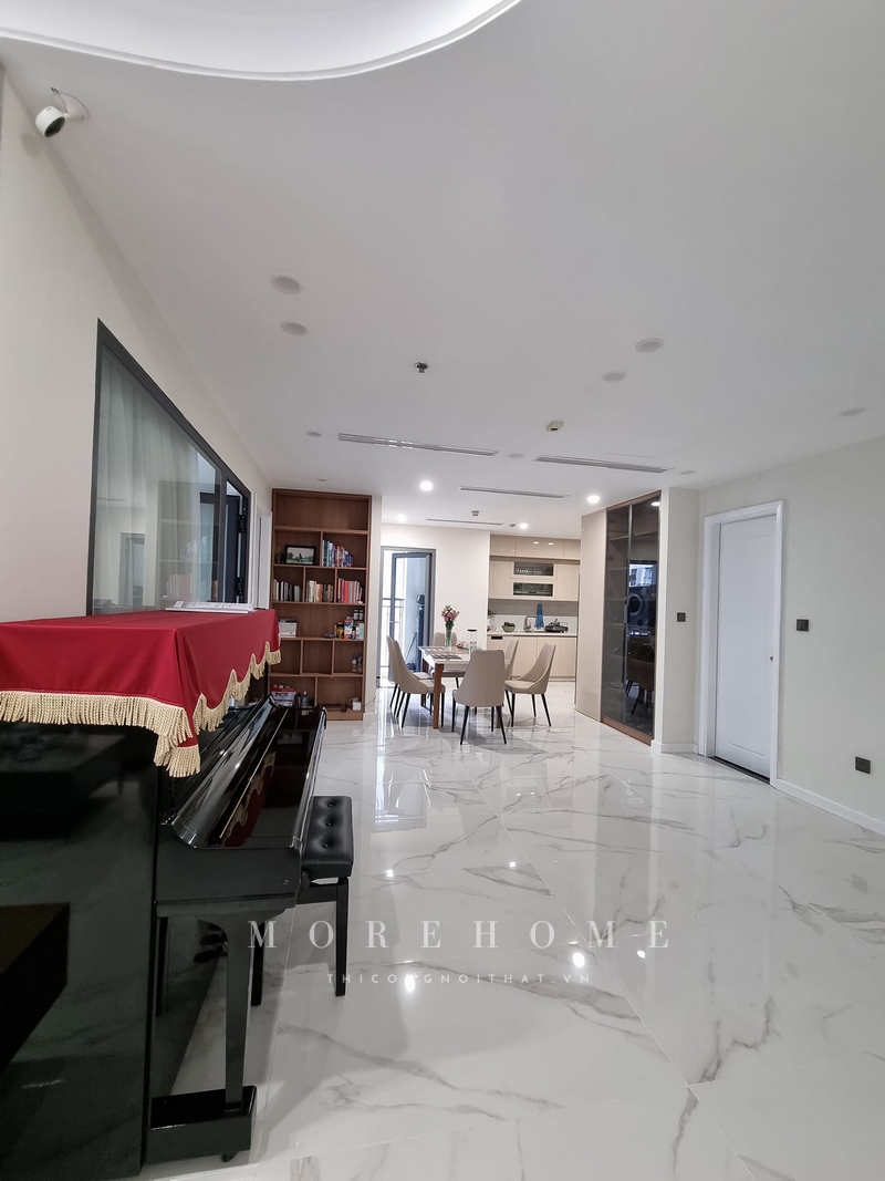 Không gian được mở rộng rãi với viền đá lát màu trắng vân mây góp phần tạo nên cảm giác thoải mái, sáng sủa và dễ chịu.